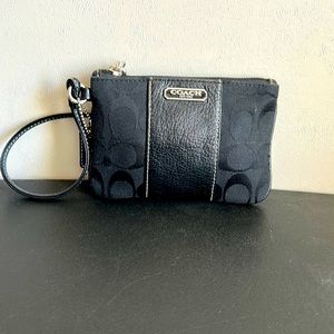 COACH | WRISTLET | SIGNATURE BLACK JACQUARD